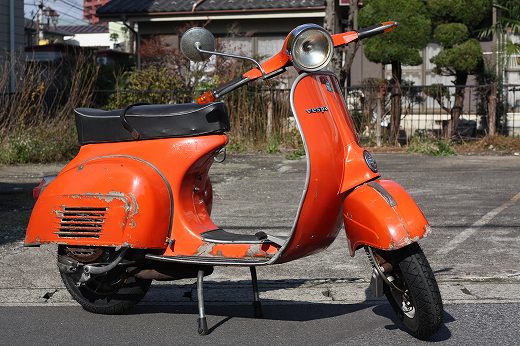 「125 g.t.r.」と記されたベスパGTRのエンブレムバッジ