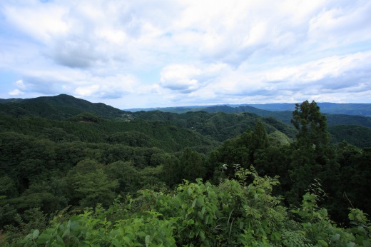 奥久慈の山々を一望する展望ポイントからの風景。緑深い稜線が続く
