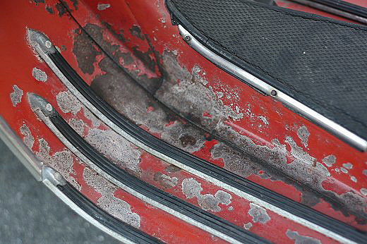 足元の塗装が剥がれて錆が出ているRally200のフロア部