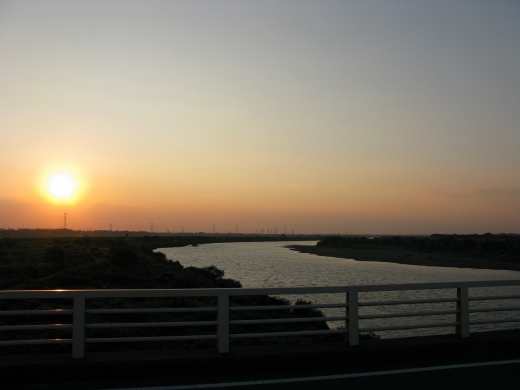夕日が沈む川辺の美しい景色