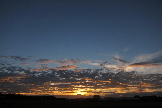 美しく染まる夕空、夏の終わりを感じる風景