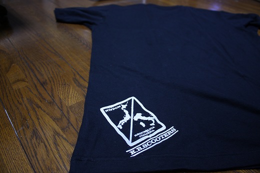 Tシャツ背面中央に刷られたK.B.SCOOTERSの文字