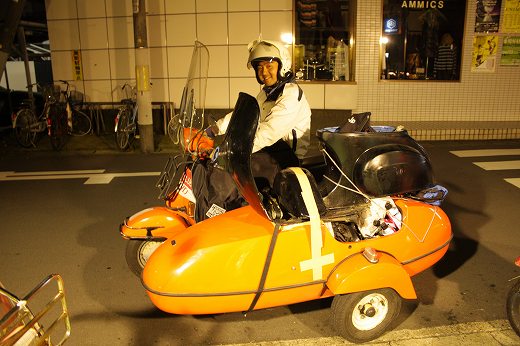 サイドカーにベスパを積載した変態仕様のベスパ