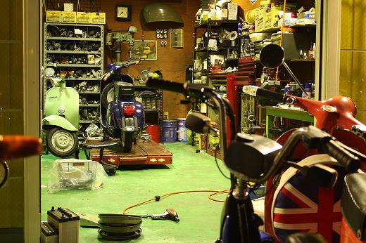 工具や部品が並ぶベスパの整備用ピットスペース