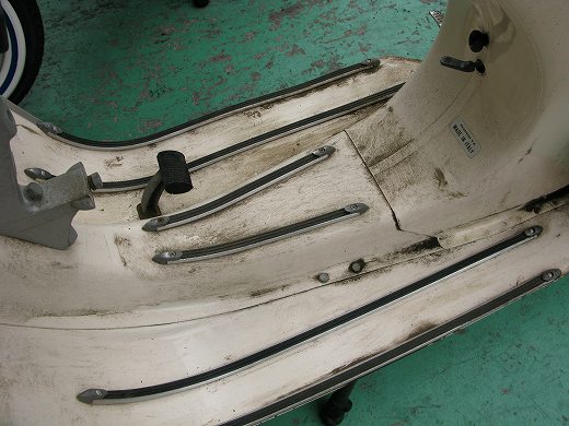 🔧 フロアレールが磨かれ光沢を取り戻した状態のベスパ