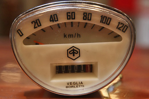 クラシックな白地のVEGLIAスピードメーター。km/h表記。