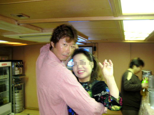 赤シャツの男性と女性が笑顔でダンスしている場面