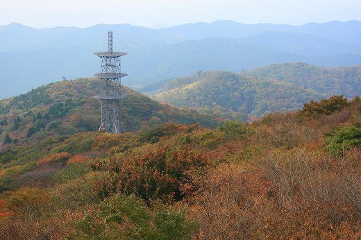 八溝山展望台から見た紅葉の山々と電波塔