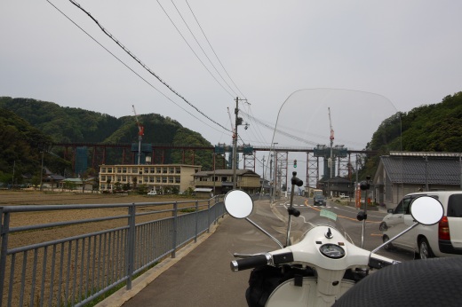 工事中の余部鉄橋とベスパの後ろ姿
