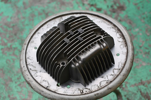 灰皿として使用されるアエルマッキのシリンダーヘッド