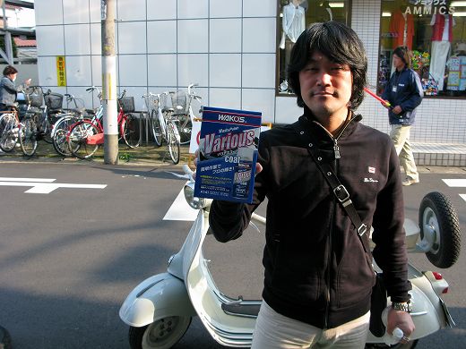 バリアスコートのパッケージを手に持つお客様の写真