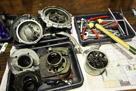 バラされた部品と交換予定部品の洗浄準備