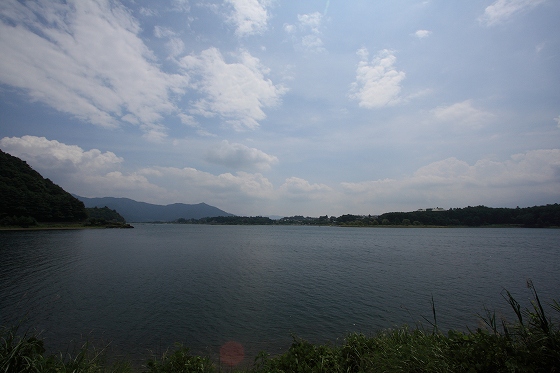 渋滞中の河口湖沿い道路から見た湖面と空。