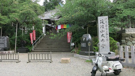 筑波山大御堂とその前に停まるベスパ100