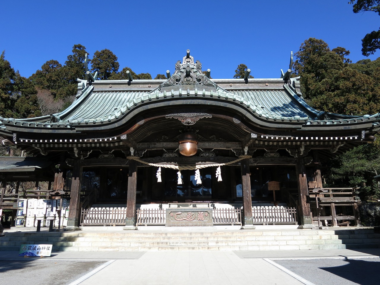 筑波山神社の本殿を正面から見た荘厳な建物