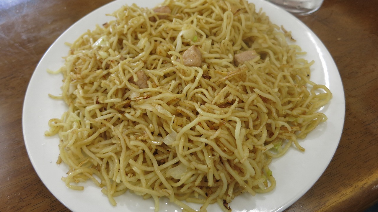 こうや食堂の名物、細麺を刻んだ独特な焼きそばのアップ