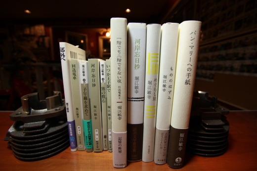 堀江敏幸の本が並ぶ読書スペースとシリンダー