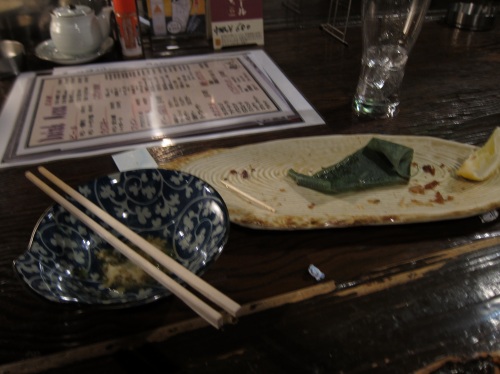 居酒屋のカウンターで食べ終わった後の静けさ。