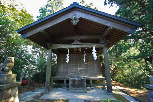 加波山山頂にある静かな神社。歴史を感じる木造建築。