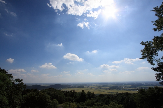 筑波山の展望ポイントで広がる田園風景と青空