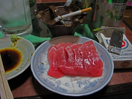 テーブルに並んだマグロの刺身と晩酌セット
