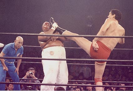 ジャンボ鶴田がキックを放つ、全日本プロレス時代の試合シーン