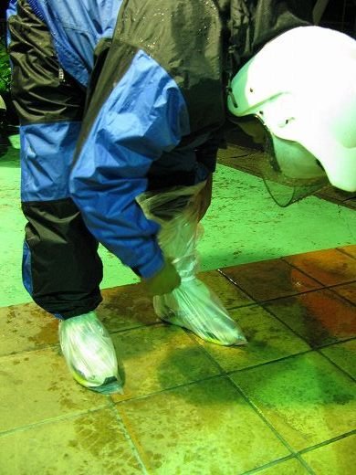 ビニール袋を足元に巻いている雨対策中のライダー