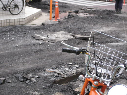 K.B.周辺のアスファルトが削られて荒れた道路