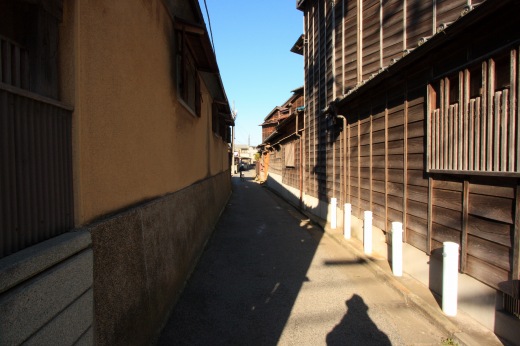 佐原の昔ながらの建物に囲まれた細い小道