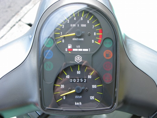 タコメーター付きメーター。走行距離は252km