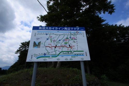 魚沼スカイラインの周辺地図が描かれた案内看板