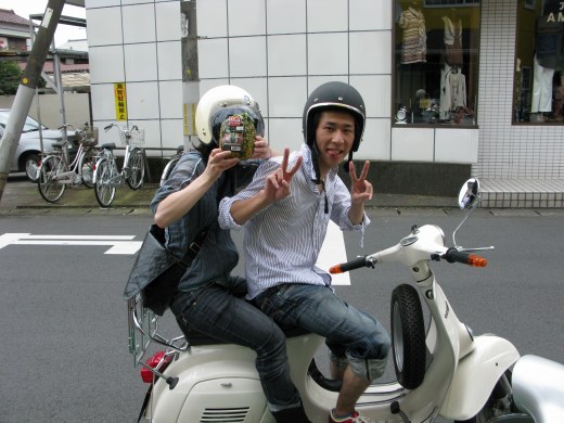 白いベスパに二人乗りする仲良しご夫婦