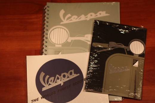 プレゼントとして頂いたVespaロゴ入りのノート類