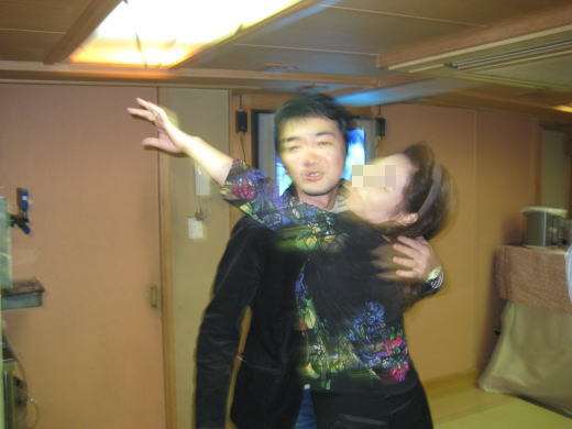 縞シャツの男性と女性が盛り上がって踊る場面