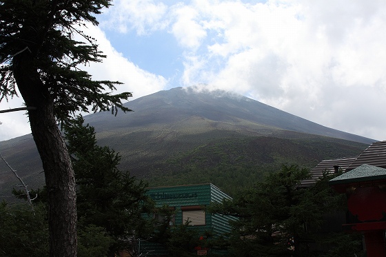 富士スバルライン五合目から見上げた富士山の姿。
