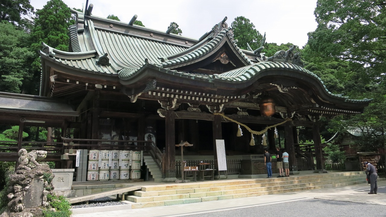 筑波山神社の拝殿、参拝中の人々