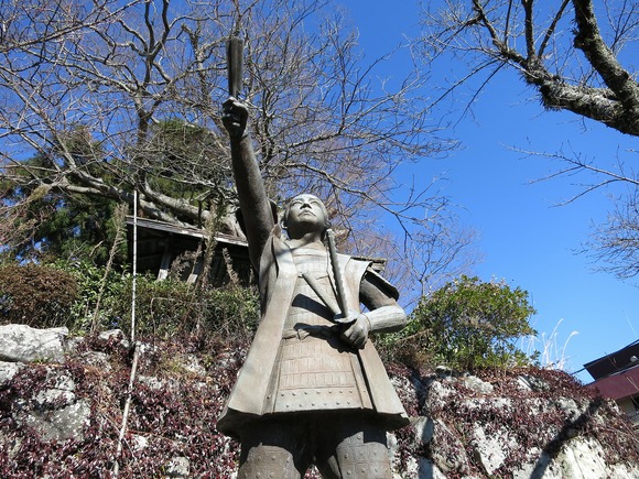藤田小四郎の銅像が空に向かって掲げる姿