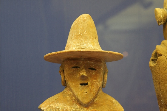 芝山古墳はにわ博物館に展示されていた帽子をかぶった男性の埴輪