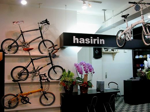 橋輪の店内全景（自転車が多数展示）
