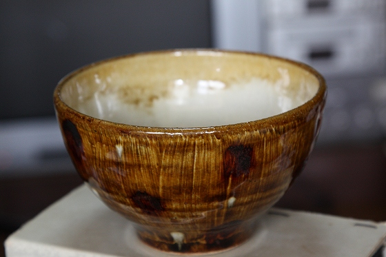 笠間で購入したお茶碗。落ち着いた飴色の釉薬が印象的