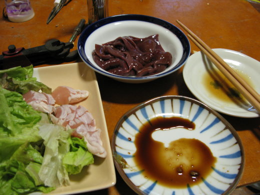 レバ刺しと鳥刺しを並べた晩酌セット。タレ皿と焼酎グラス付き