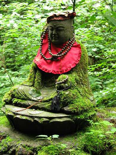 🙏 緑苔をまとった赤い前掛けの地蔵