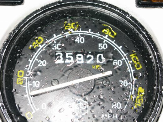 雨に濡れたベスパのスピードメーター、35920kmを示す