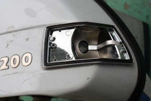 点灯状態のPX200FL2の右後ろウィンカー