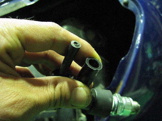 プラグキャップを外し、直接コードで確認する準備中