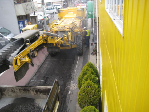 巨大なアスファルト切削マシンの全体作業風景