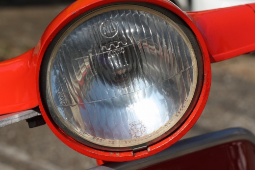 レンズカット入りのvespa50Rの丸型ヘッドライトのアップ