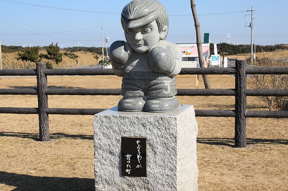 矢吹丈の石像とムーミンたちが並ぶ様子