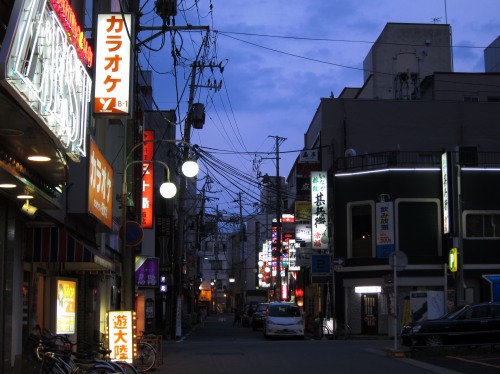 山形市中心街、ネオンが灯る夜の路地。