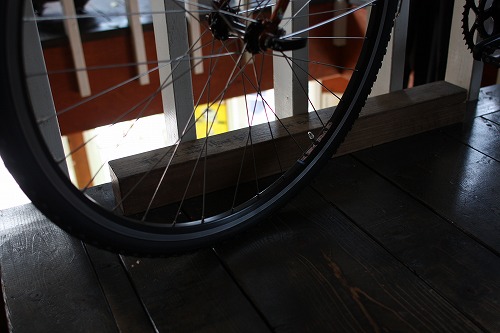 木の床と自転車のホイールが写った店内の様子